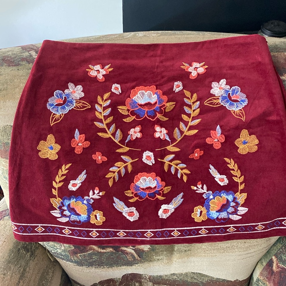 Fun velvet Boot Barn skirt! MAROON color! Junior sized.
